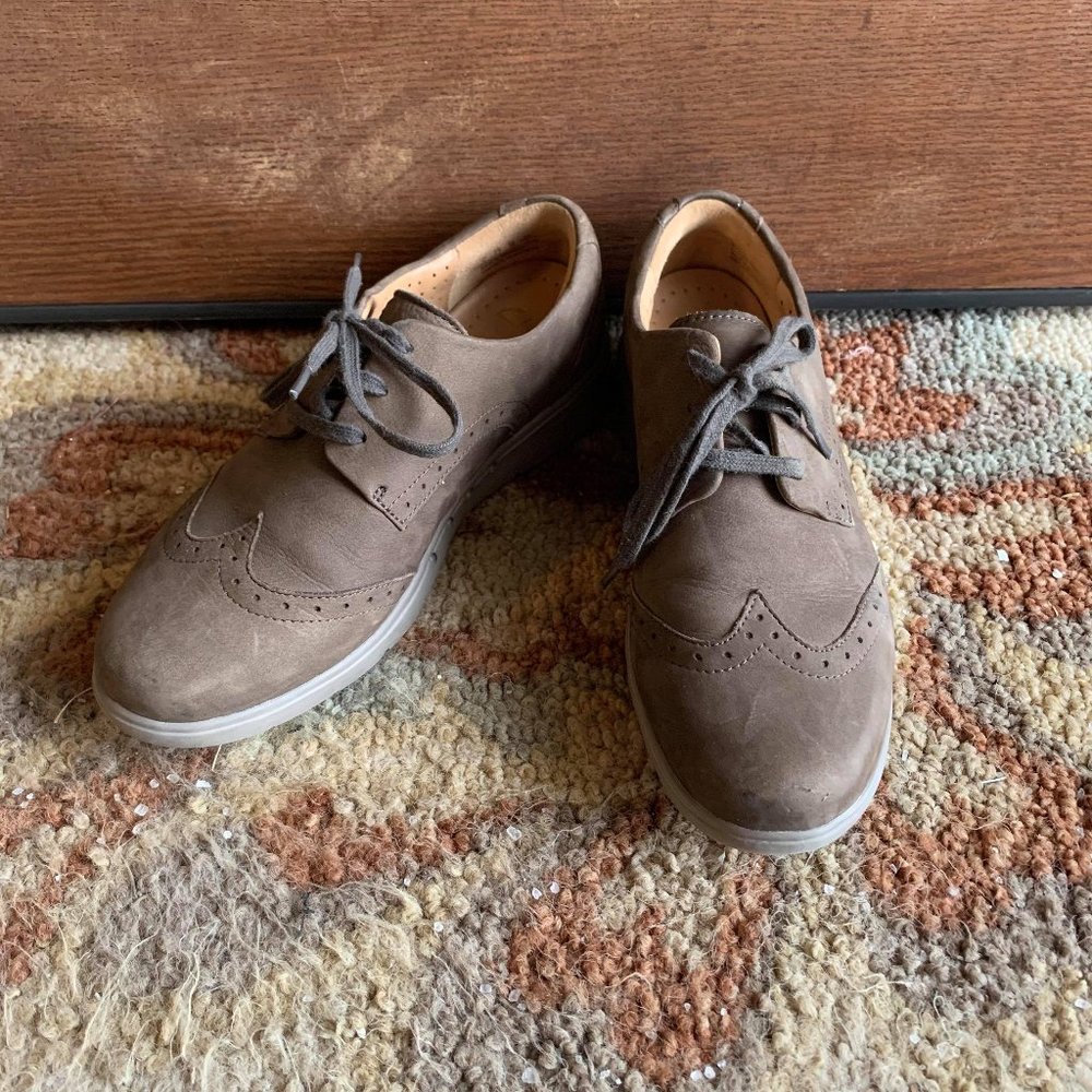 Clarks Artisan Women's Oxfords in tan